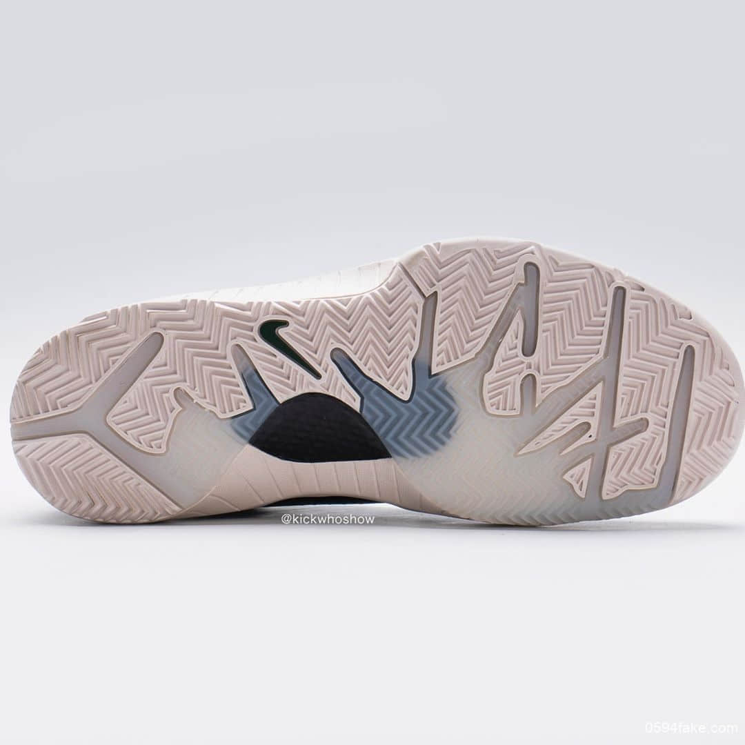 亮眼的深绿色漆面皮革！UNDEFEATED x Zoom Kobe 4 Protro这个复刻色必须安排！ 货号：CQ3869-301