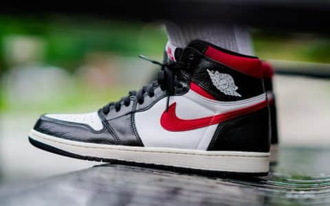 Air Jordan 1 Retro High OG “Gym Red” 红钩黑脚趾，货号：555088-061