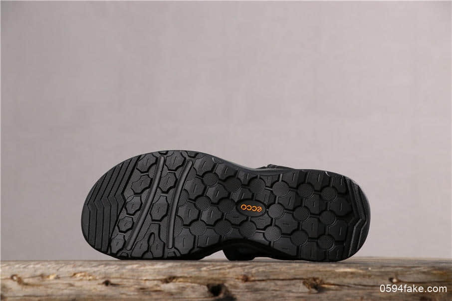 ECCO爱步沙滩鞋运动凉鞋黑色真标带半码进口头层小牛皮顶级TPU组合 货号：82002401086