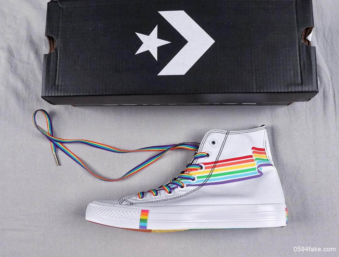 匡威Converse Chuck Taylor pride主题月彩虹底鞋面印刷最火的彩虹大底设计 货号：165719C