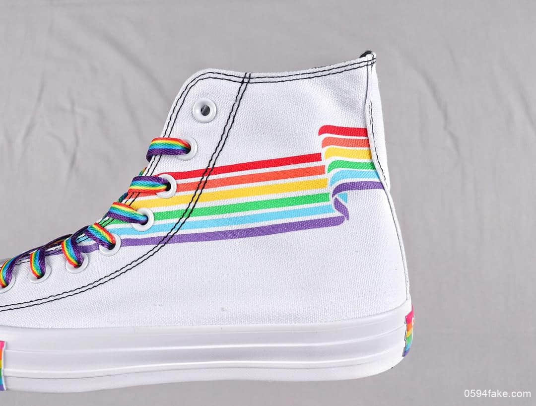 匡威Converse Chuck Taylor pride主题月彩虹底鞋面印刷最火的彩虹大底设计 货号：165719C