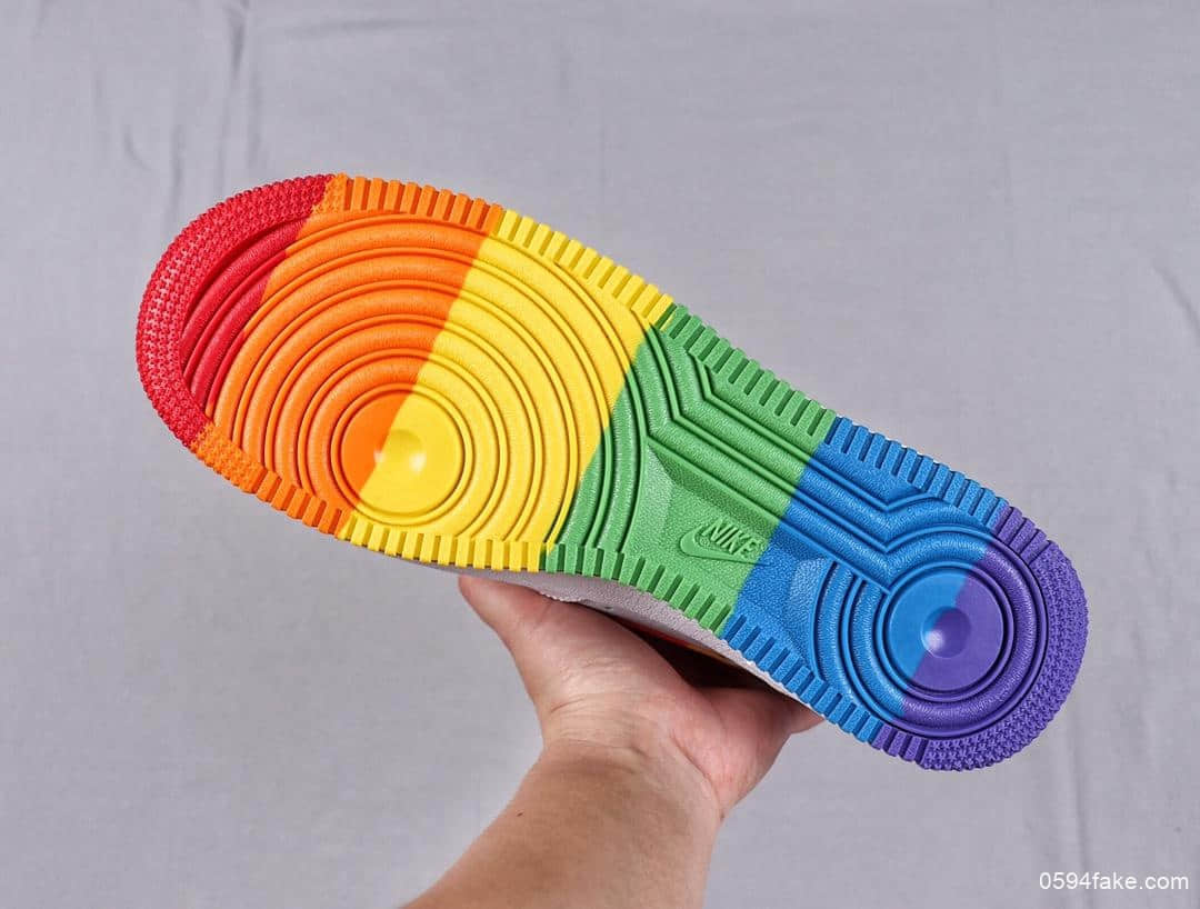 耐克Nike Air Force 1'07公司级版本空军一号经典低帮百搭休闲运动板鞋彩虹色 货号：CJ0524-102