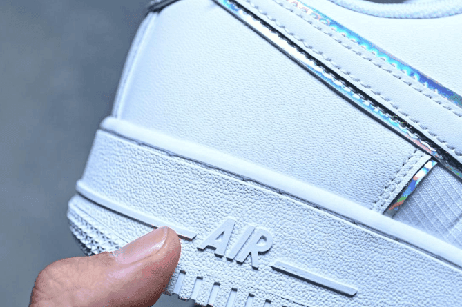 Nike Air Force 1 Low Y2K “4WhiteIRIDESCENT”炫彩镭射 耐克空军一号真标头层皮质 货号：AT6147-100