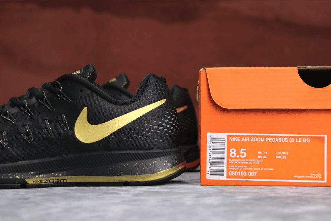 Nike Air Zoom Pegasus 33 LE BG黑金色 耐克登月33代真标带半码高品质透气慢跑鞋 货号：880103-007