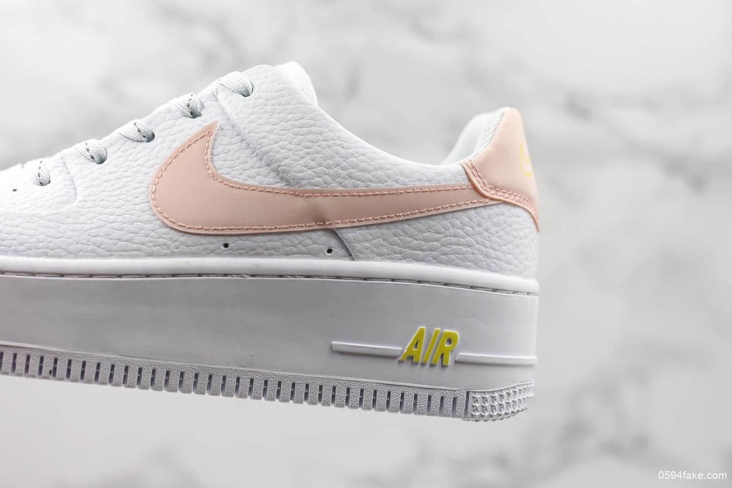 耐克Nike Air Force 1 SAGE LOW LX公司级版本耐克空军低帮全新女款增高厚底空军板鞋 货号：CI9094-100