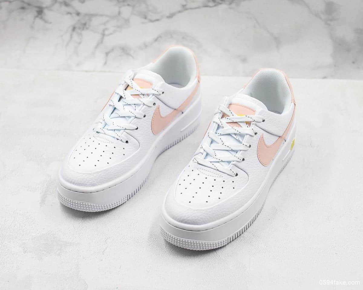 耐克Nike Air Force 1 SAGE LOW LX公司级版本耐克空军低帮全新女款增高厚底空军板鞋 货号：CI9094-100