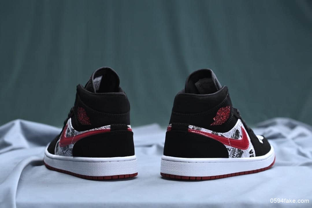 乔丹Air Jordan 1 Mid纯原版本乔老爷涂鸦鞋面AJ1中帮红色钩子小黑红熊猫脚实战篮球鞋 货号：852542-061