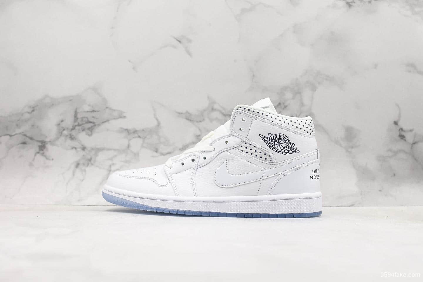 耐克Nike Wmns Air Jordan 1 Mid Unite Totale乔丹1代纯原版本复古经典中帮实战篮球鞋蓝白波点透明水晶底 货号：CI9100-100