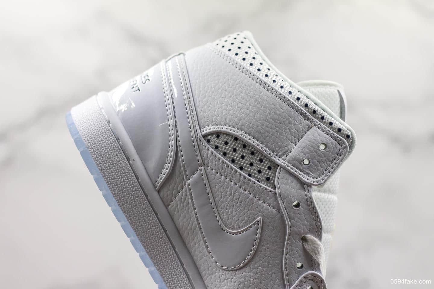 耐克Nike Wmns Air Jordan 1 Mid Unite Totale乔丹1代纯原版本复古经典中帮实战篮球鞋蓝白波点透明水晶底 货号：CI9100-100