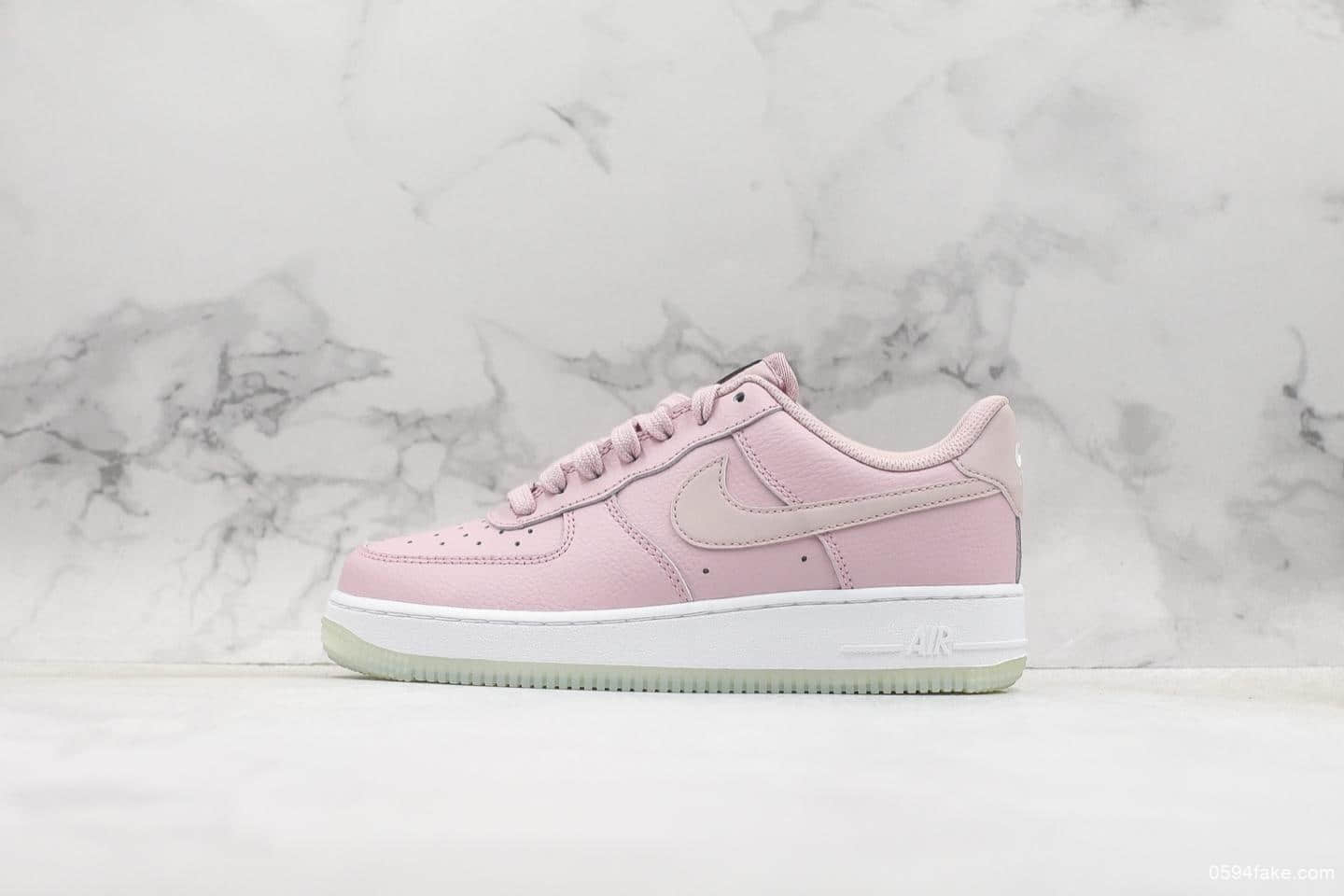 耐克Nike Air force1 07'V8空军一号白粉反光真标 低帮女子运动休闲鞋 原标原盒 货号：AO2132-500