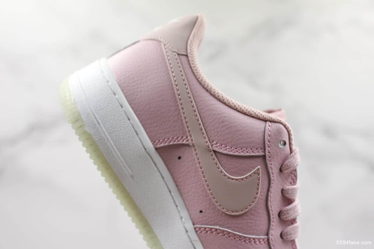 耐克Nike Air force1 07'V8空军一号白粉反光真标 低帮女子运动休闲鞋 原标原盒 货号：AO2132-500