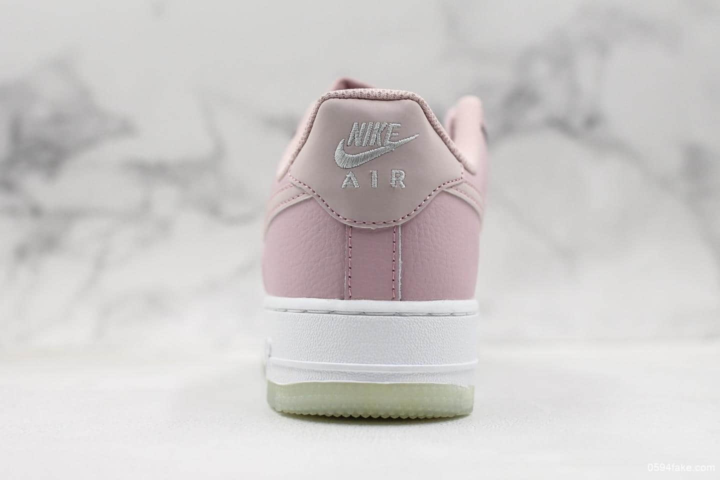 耐克Nike Air force1 07'V8空军一号白粉反光真标 低帮女子运动休闲鞋 原标原盒 货号：AO2132-500