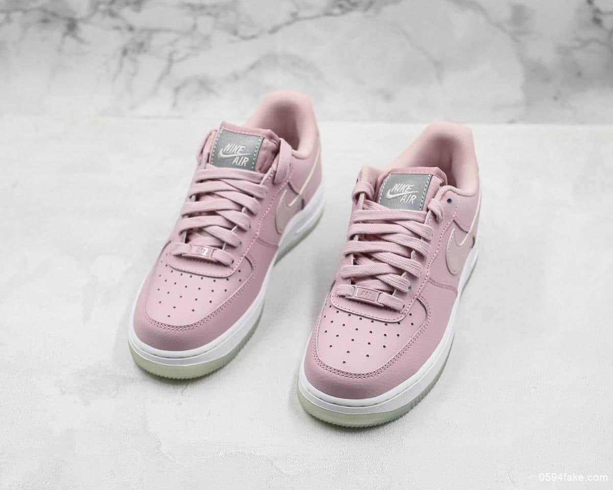 耐克Nike Air force1 07'V8空军一号白粉反光真标 低帮女子运动休闲鞋 原标原盒 货号：AO2132-500