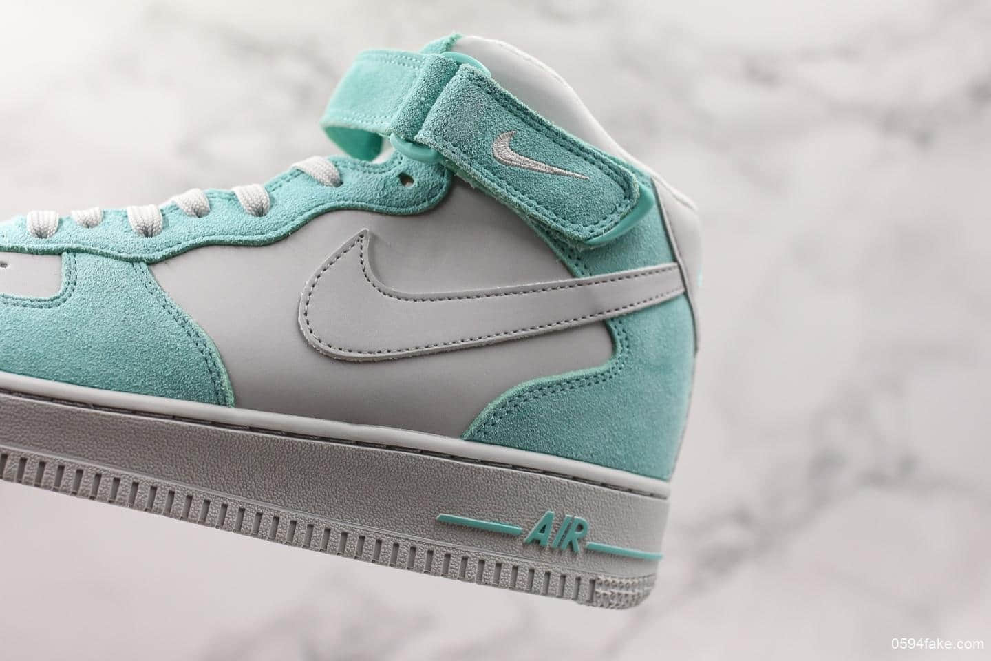 耐克Nike Air Force 1 mid 19S Tiffany纯原版本中帮蒂芙尼绿翻毛皮鞋面区别市面通货版本 货号：596728-301