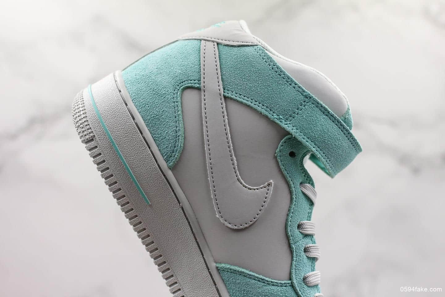 耐克Nike Air Force 1 mid 19S Tiffany纯原版本中帮蒂芙尼绿翻毛皮鞋面区别市面通货版本 货号：596728-301