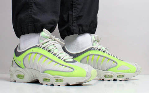 荧光绿配色的Nike Air Max Tailwind 4简直不要太亮眼！ 货号：CJ0784-700