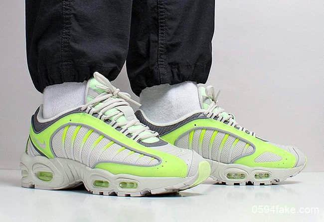 荧光绿配色的Nike Air Max Tailwind 4简直不要太亮眼！ 货号：CJ0784-700