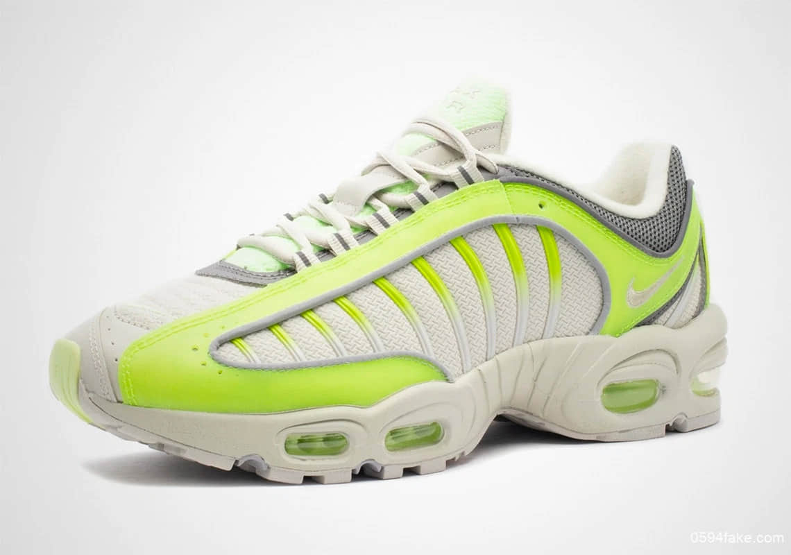 荧光绿配色的Nike Air Max Tailwind 4简直不要太亮眼！ 货号：CJ0784-700