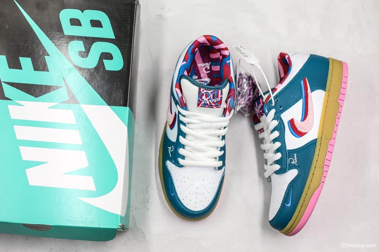 耐克Parra x Nike SB Dunk Low蓝粉色纯原版本带半码原盒原标 货号：CN4504-105