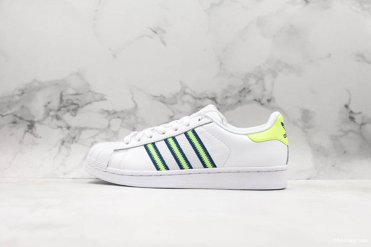 阿迪达斯Adidas Superstar W公司级三叶草夜光三杆贝壳头透气休闲板鞋 货号：CG6262