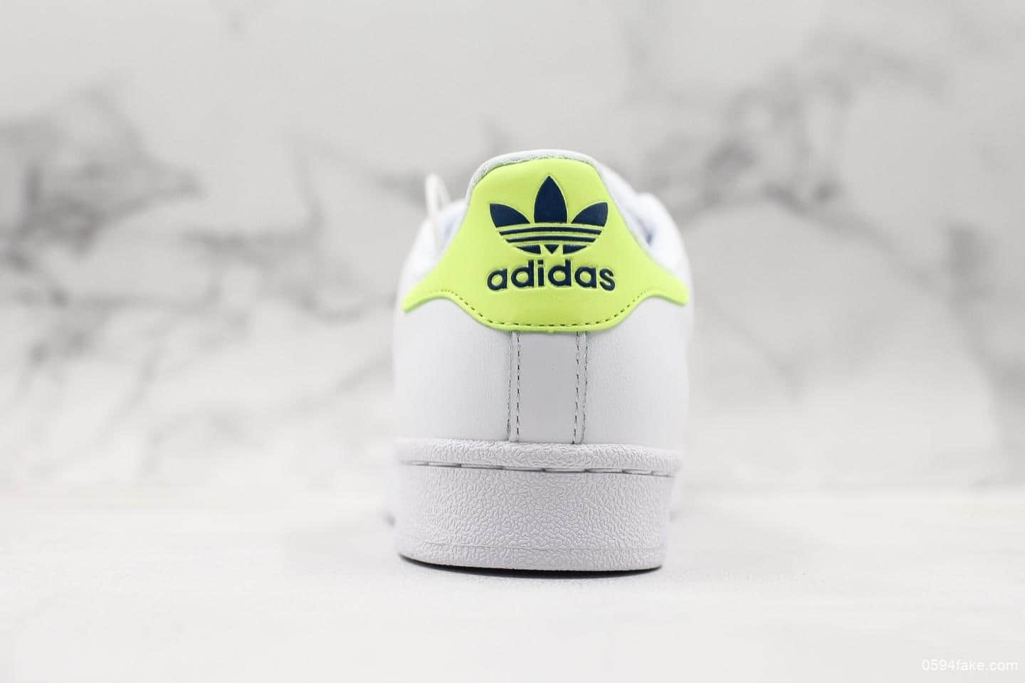 阿迪达斯Adidas Superstar W公司级三叶草夜光三杆贝壳头透气休闲板鞋 货号：CG6262