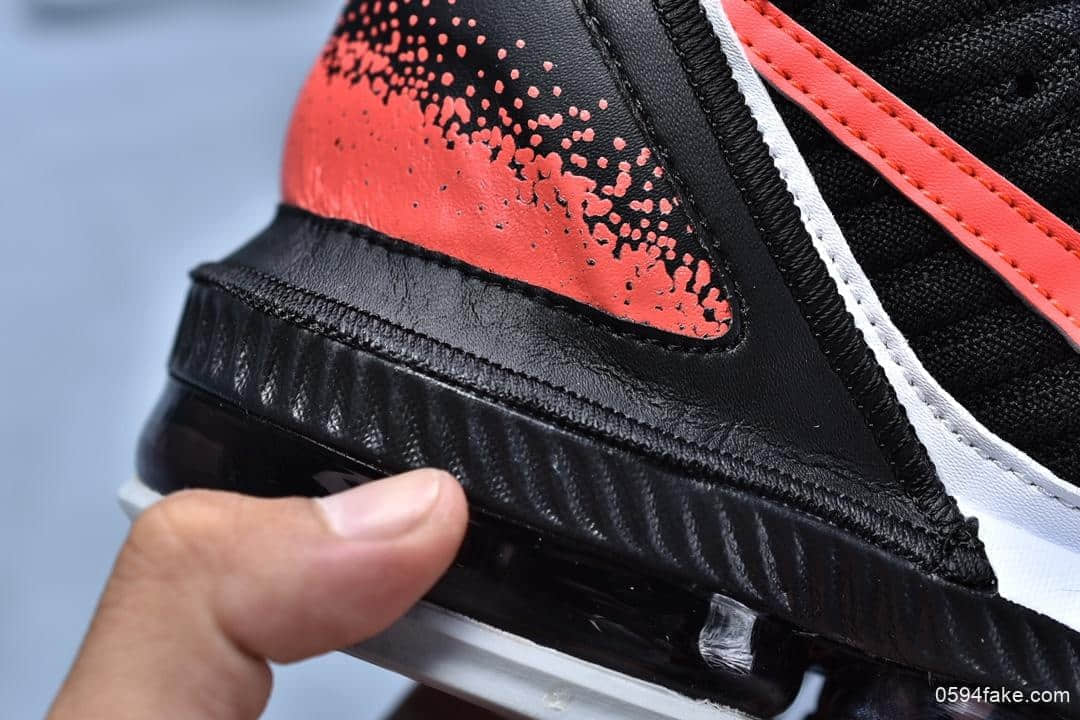 耐克Nike LeBron XVI EP 16 LBJ“Black Hit Lava-Flt”詹姆斯16代签名战靴室内实战中帮篮球鞋黑白荧光火云红纯原版本 货号：CI1521-001