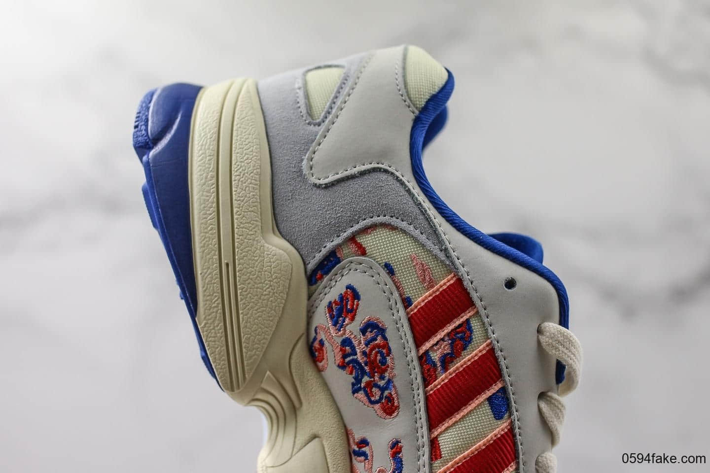 阿迪达斯Adidas Originals Yung-1 Lucky Cloud White纯原版本勇1系列复古休闲运动老爹慢跑鞋米白宝蓝红锦鲤祥云 货号：EE7087