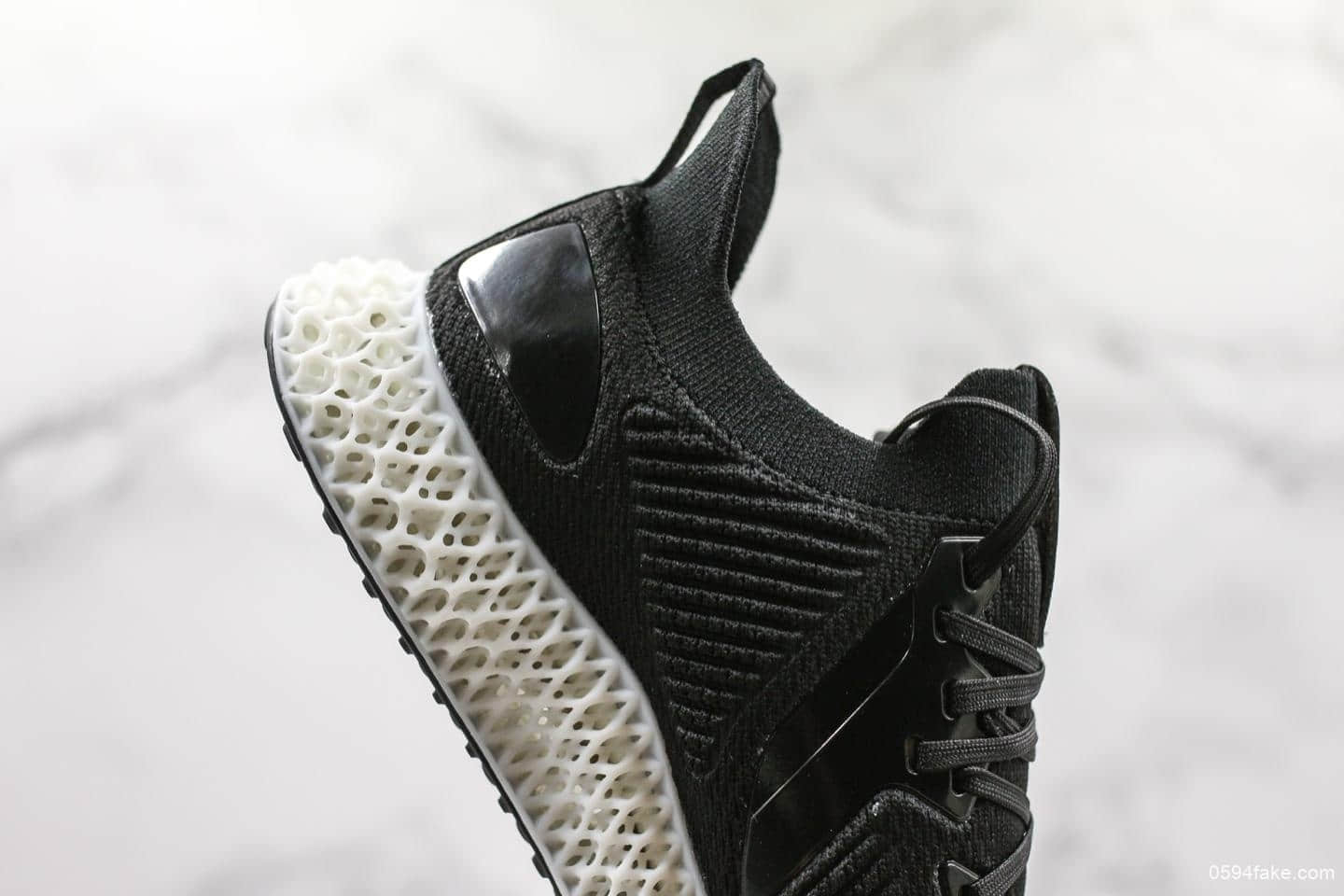 阿迪达斯adidas Alphaedge 4D 2.0 Future M纯原版本4D打印技术阿尔法针织呼吸面套脚休闲运动慢跑鞋黑压纹白底 货号：EF3462