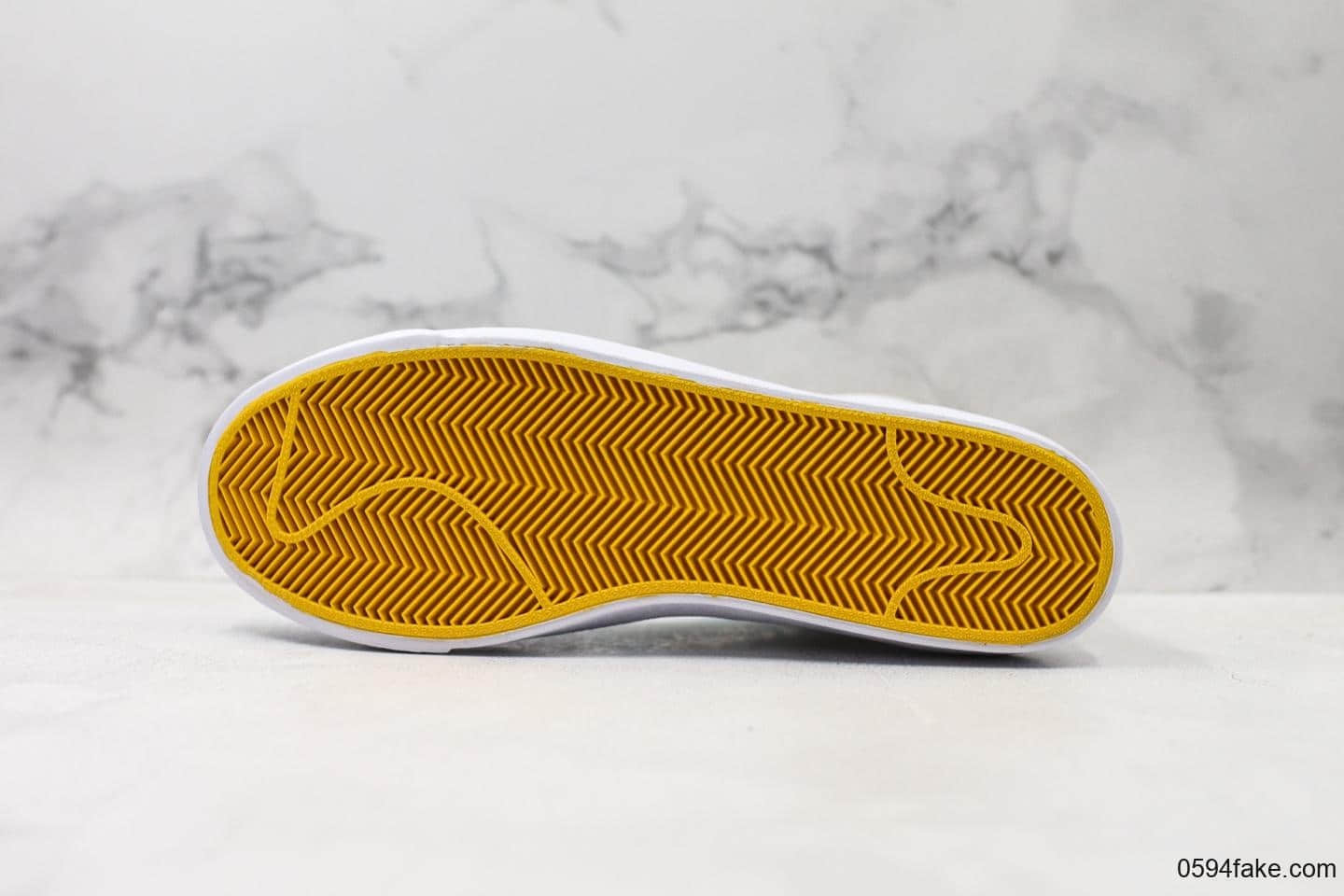 耐克Nike W Blazer Mid ‘77 Vntg WE Suede公司级高帮开拓者彩白黄镭射鞋垫搭配后跟like Zoom Air气垫 货号：CJ3643-100