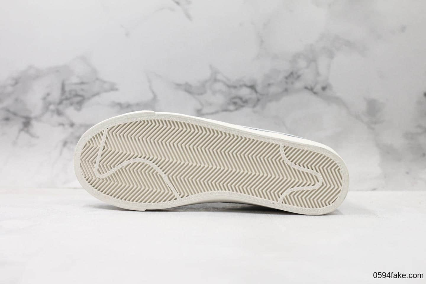 耐克Nike Blazer Mid Vintage Suede公司级版本高帮休闲板鞋结合Zoom Air 缓震配置和柔韧橡胶外底 货号：917862-400