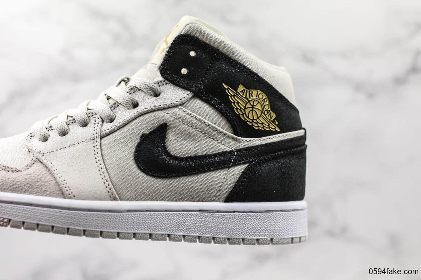 乔丹AIR JORDAN 1 MID LIght Bone GS狼灰配色AJ1原装原材原厂定制龟裂麂皮小红书爆款 货号：554725-023