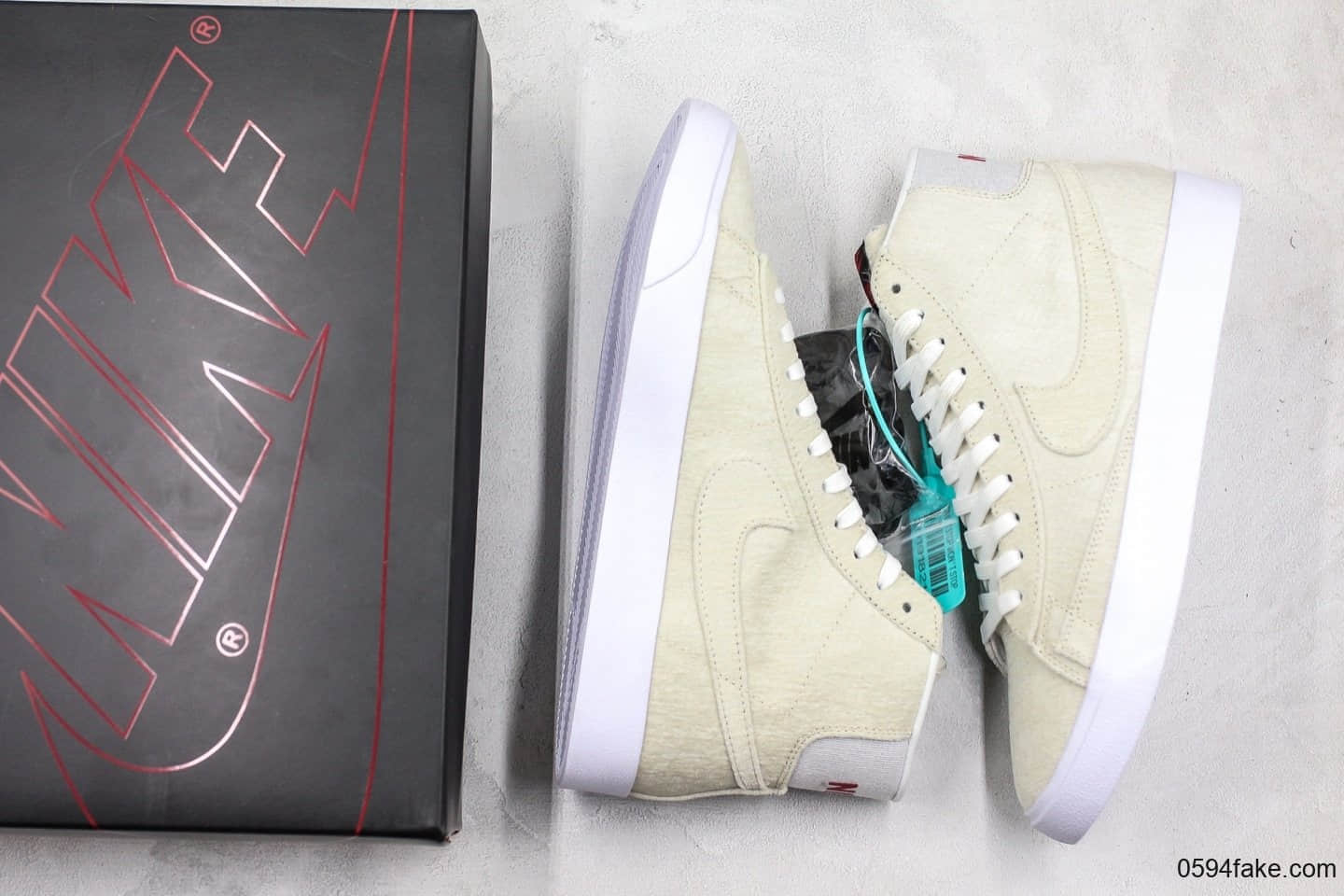 耐克Stranger Things x Nike Blazer Mid怪奇物语联名款米白色公司级带半码 货号：CJ6102-100