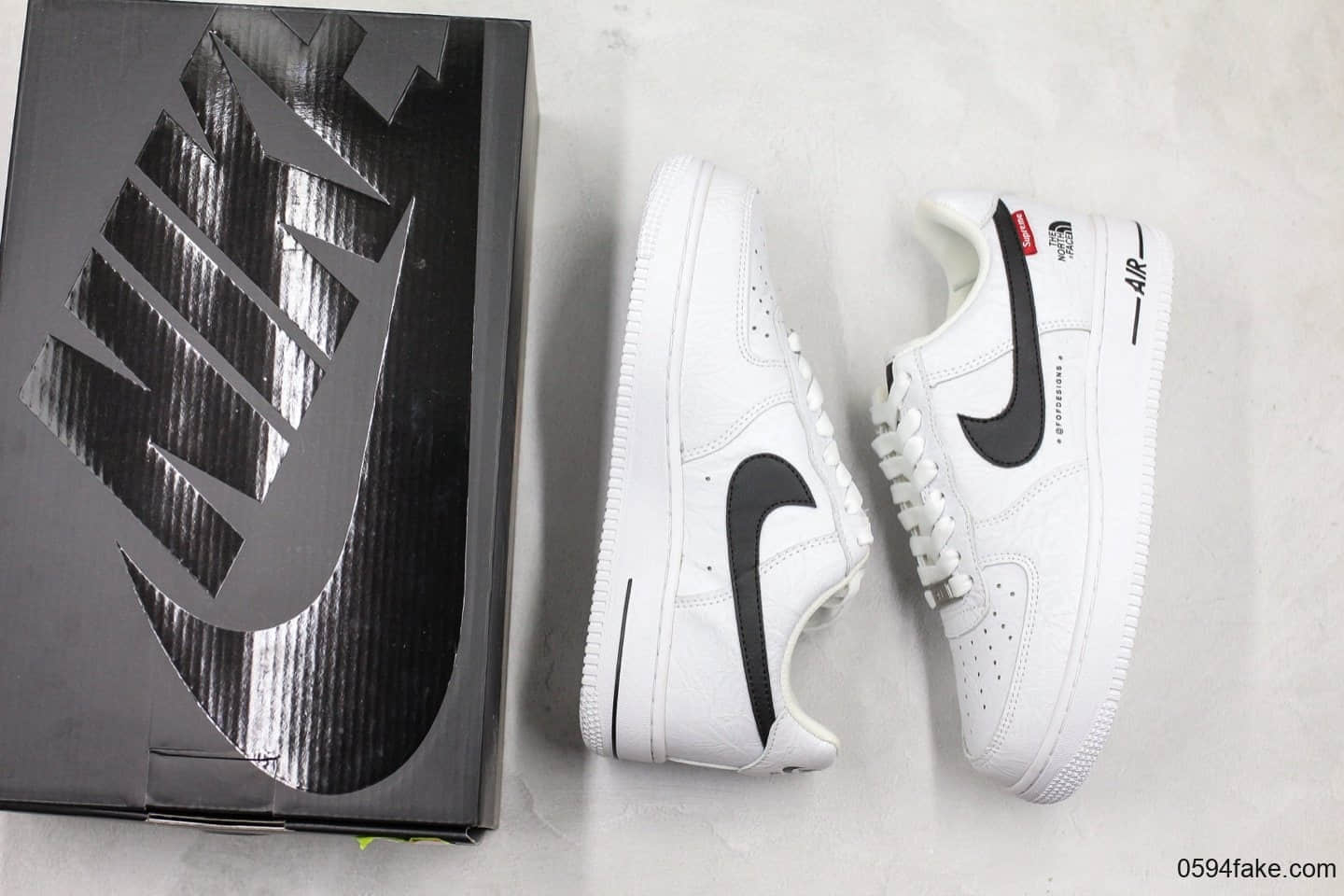 耐克Nike Air force 1 x Supreme x The North Face三方联名空军一号休闲板鞋黑白公司级带半码台湾原材手抓纹皮料 货号：AR3066-100