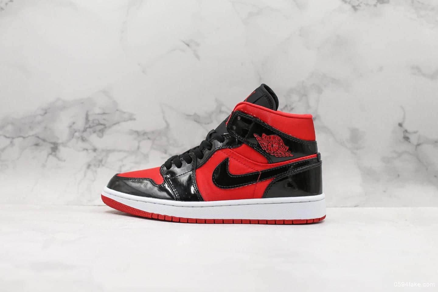 乔丹Air Jordan 1 Mid WMNS公司级版本黑红漆皮搭配红色丝绸布料全新配色 货号：BQ6472-600