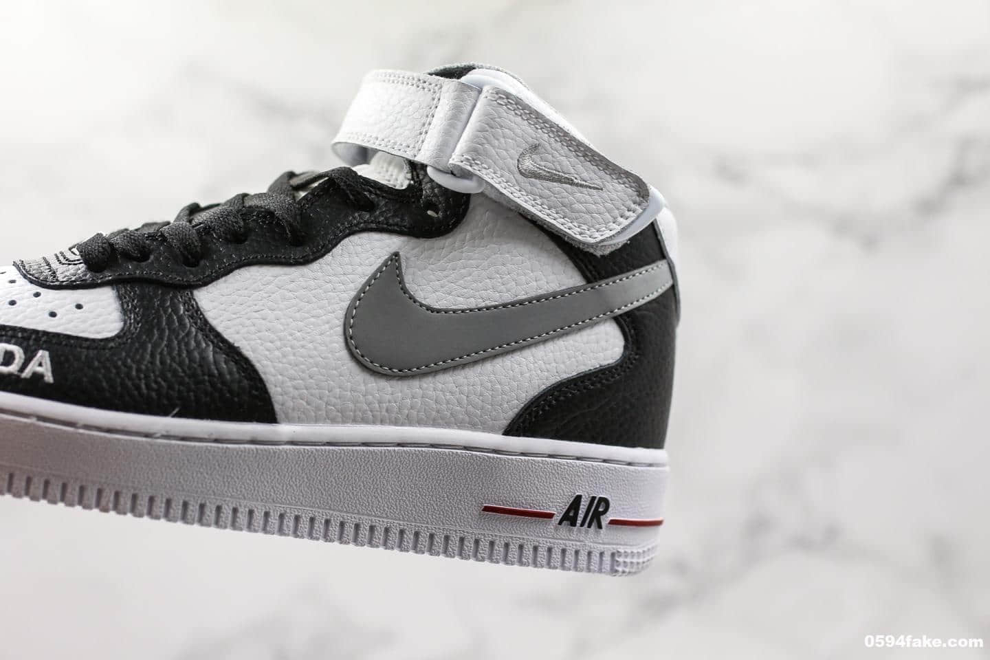 耐克Nike Air Force 1 Mid '07 White Black Grey纯原版本空军一号中帮经典百搭休闲运动板鞋内置全掌气垫原档案数据开发 货号：596728-303