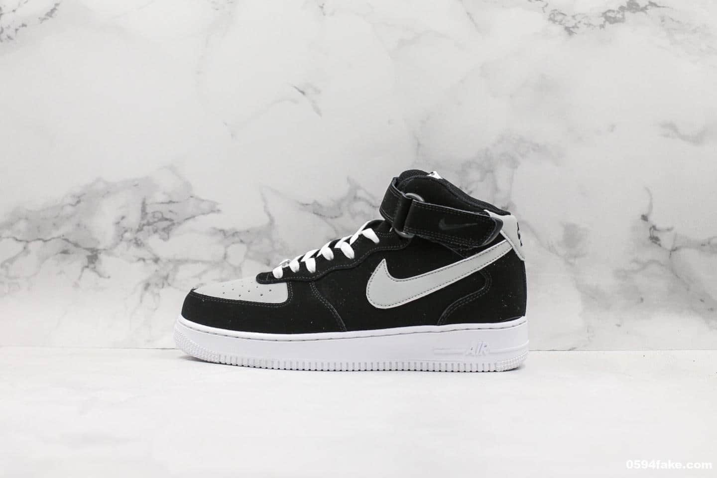 耐克Nike Air Force 1 MID' 07空军‎中‎帮黑灰磨砂​公司级版本原盒配件原厂钢印外贸渠道头层版本 货号：596728-305