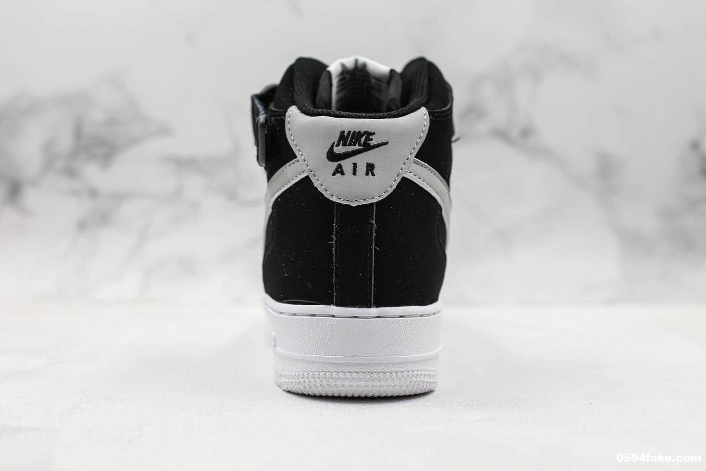 耐克Nike Air Force 1 MID' 07空军‎中‎帮黑灰磨砂​公司级版本原盒配件原厂钢印外贸渠道头层版本 货号：596728-305