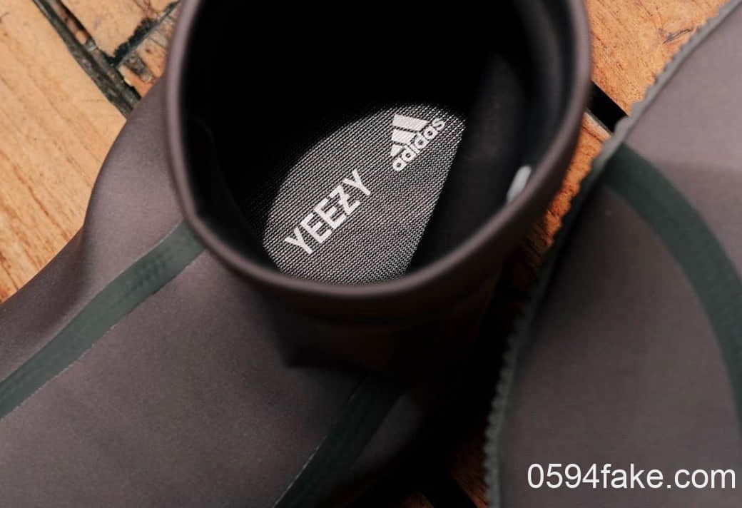 Yeezy Scuba“忍者鞋”最新实物图曝光！鞋底薄得像纸！