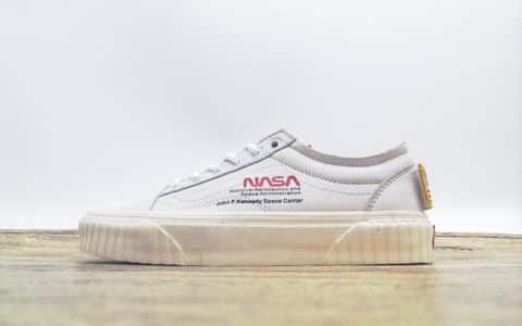 万斯NASA x Vans Old Skool跨界联名美国宇航员航天局纯原版本魔术贴搭配美国星条旗刺绣帆布鞋 货号：VN0A38G1UP9