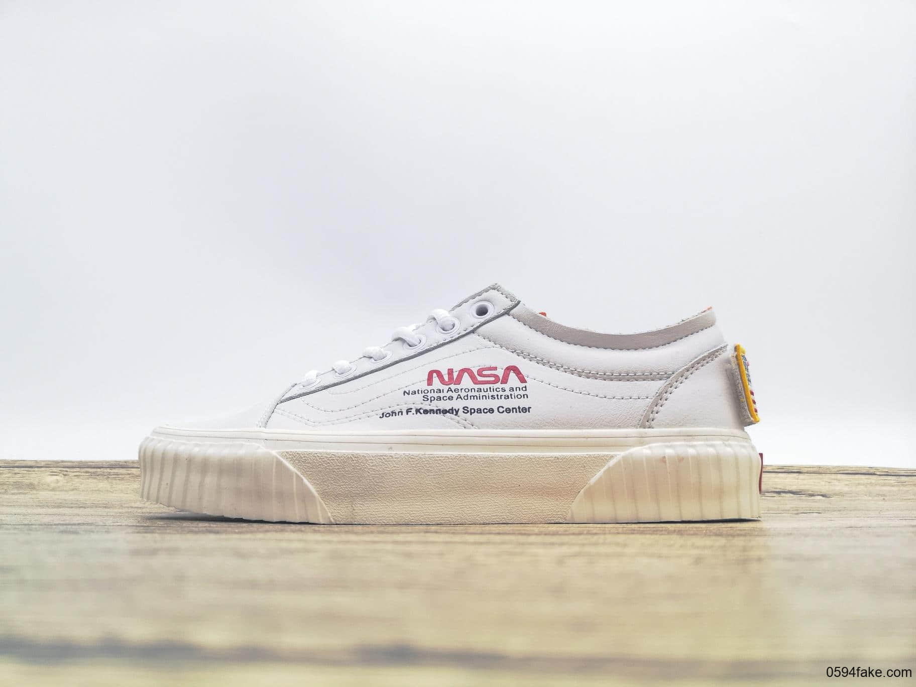 万斯NASA x Vans Old Skool跨界联名美国宇航员航天局纯原版本魔术贴搭配美国星条旗刺绣帆布鞋 货号：VN0A38G1UP9