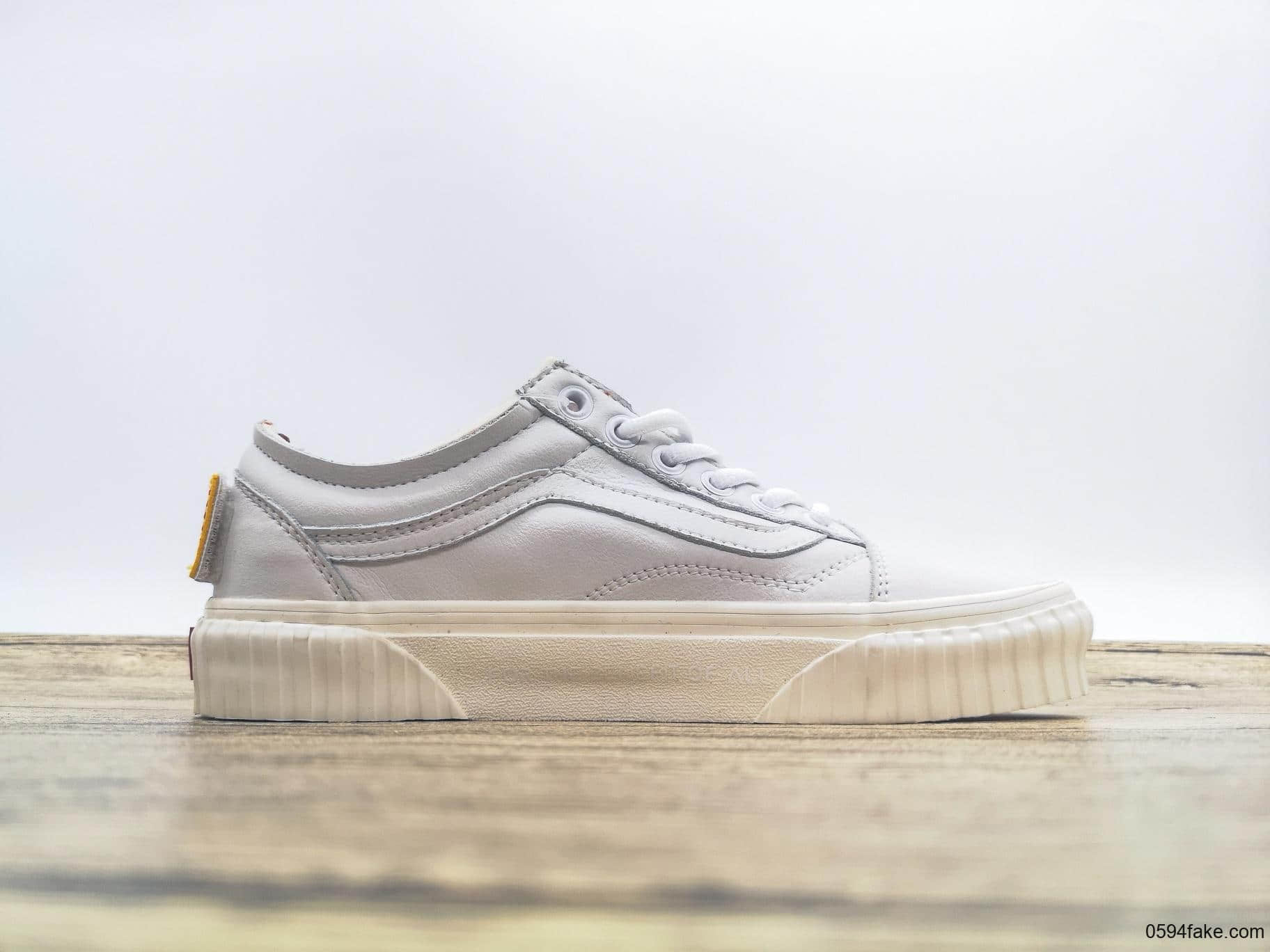 万斯NASA x Vans Old Skool跨界联名美国宇航员航天局纯原版本魔术贴搭配美国星条旗刺绣帆布鞋 货号：VN0A38G1UP9