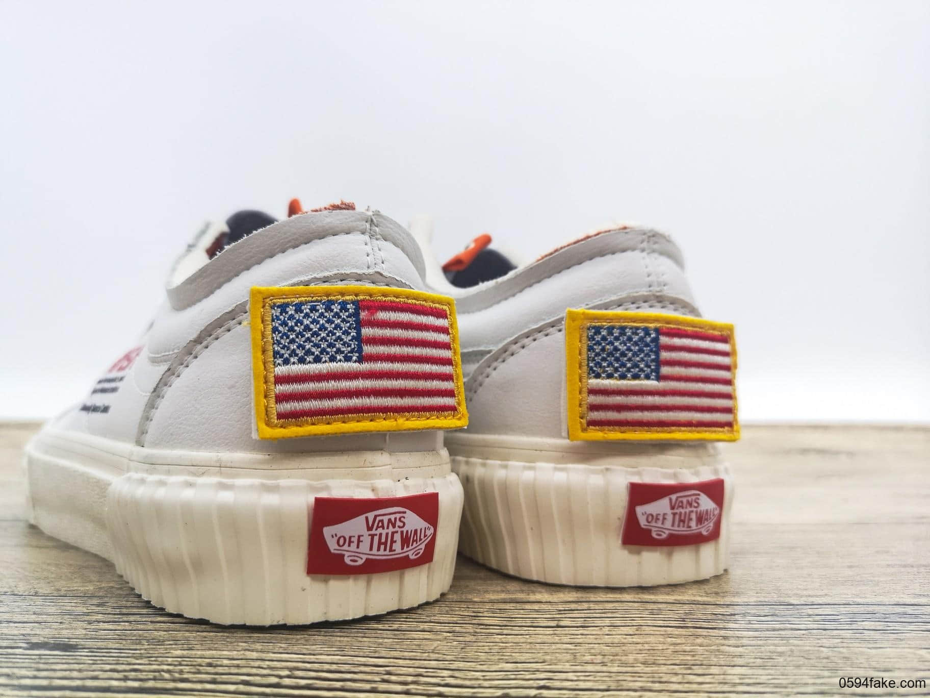 万斯NASA x Vans Old Skool跨界联名美国宇航员航天局纯原版本魔术贴搭配美国星条旗刺绣帆布鞋 货号：VN0A38G1UP9