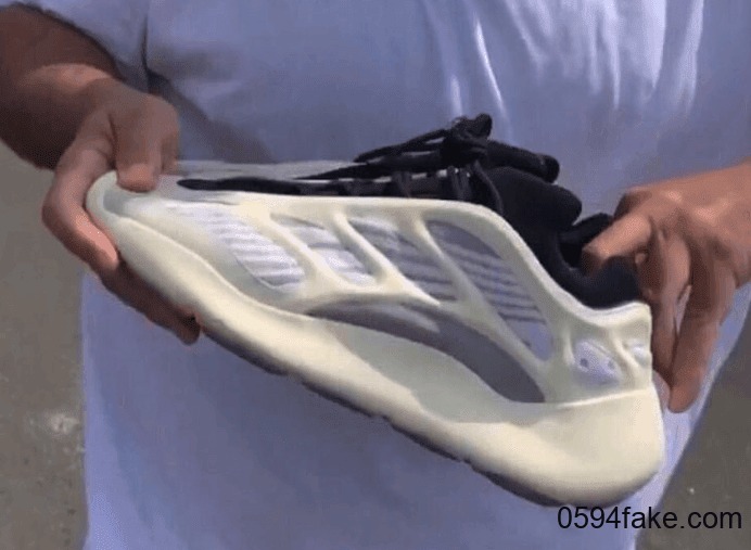 DJ Khaled获赠侃爷原味Yeezy 700 V3！