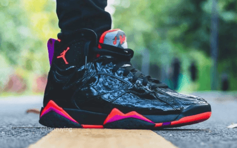 Air Jordan 7 WMNS “Black Patent Leather”释出上脚图！质感不俗！ 货号：313358-006