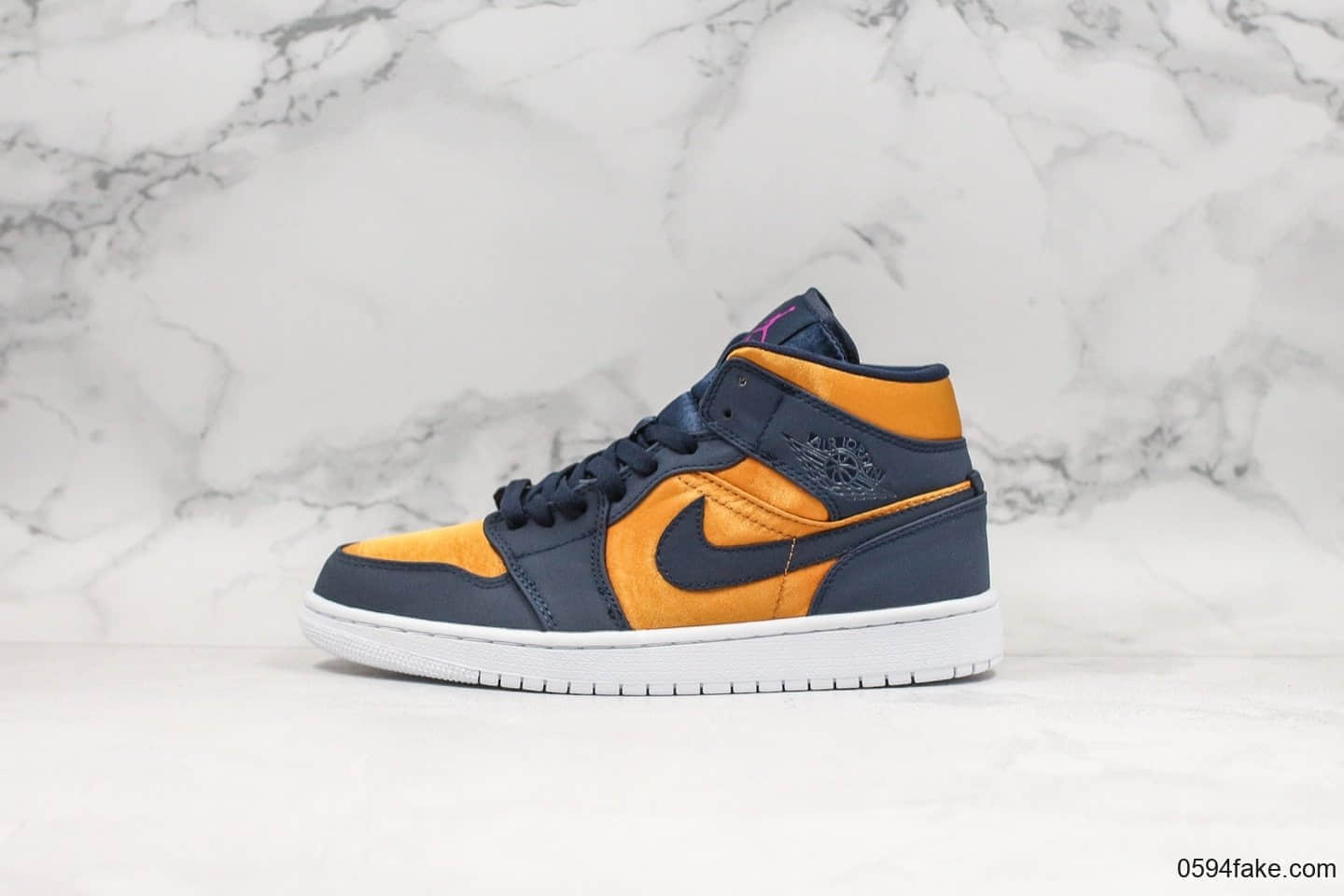 乔丹Air Jordan 1 Mid SE纯原版本中帮系列aj1整体鞋面采用丝绸打造搭配部分麂皮材质拼接 货号：852542-401