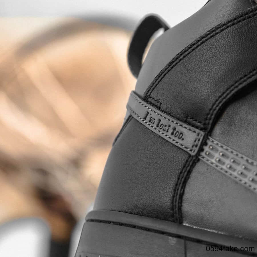 FPAR x Nike SB Dunk High最新实物图曝光！光这个鞋舌就够特色了！ 货号：BV1052-001