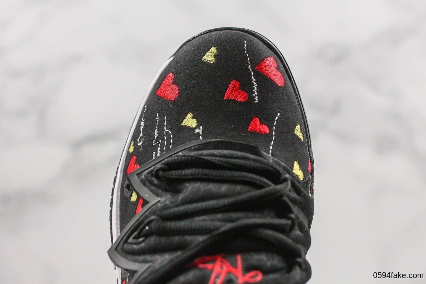 耐克Nike Kyrie 5 x Sneaker Room纯原版本欧文5代爱心玫瑰联名配色母亲节主题后跟玫瑰花刺绣实战篮球鞋 货号：AO2919-601