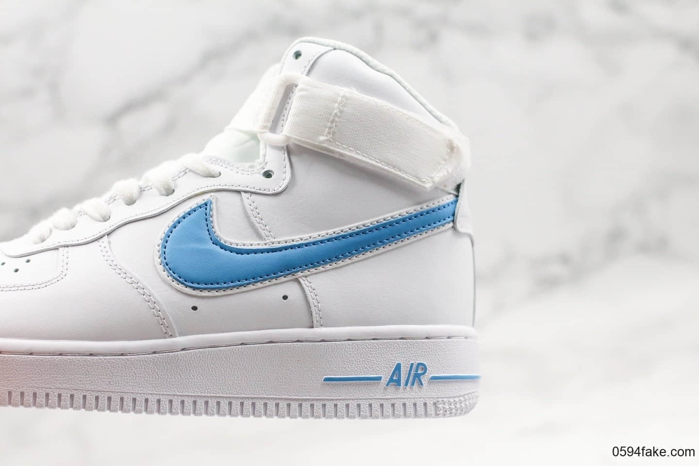 耐克Nike Air Force 1 High '07 3'White blue纯原版本高帮空军一号白蓝硬质荔枝纹移模革材质原楦头原纸板打造 货号：AT4141-102