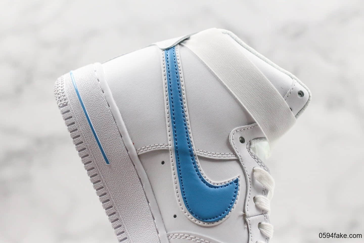 耐克Nike Air Force 1 High '07 3'White blue纯原版本高帮空军一号白蓝硬质荔枝纹移模革材质原楦头原纸板打造 货号：AT4141-102