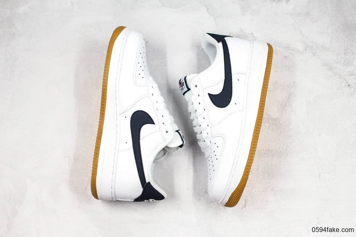 耐克Nike Air Force 1空军一号AF1休闲板鞋运动鞋白黑公司级带半码头层皮鞋头电脑冲孔内置软底气垫 货号：CI0057-100